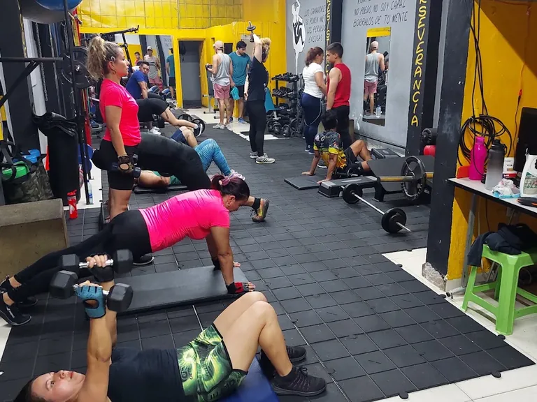 Miembros entrenando con pesas en el área funcional de Fenix Training Gym en Bucaramanga