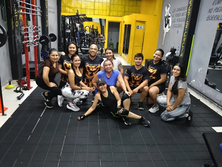 Vista general del área de máquinas y peso libre de Fenix Training Gym