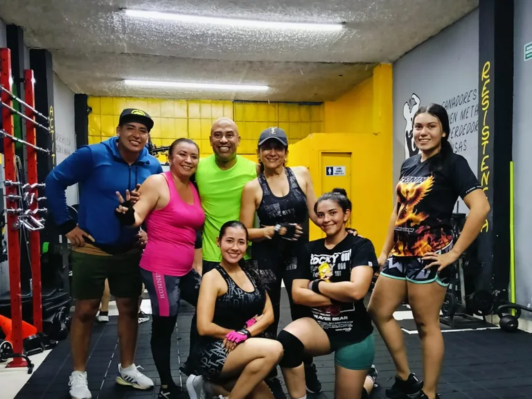 Zona de entrenamiento funcional con racks y equipo especializado en Fenix Training Gym
