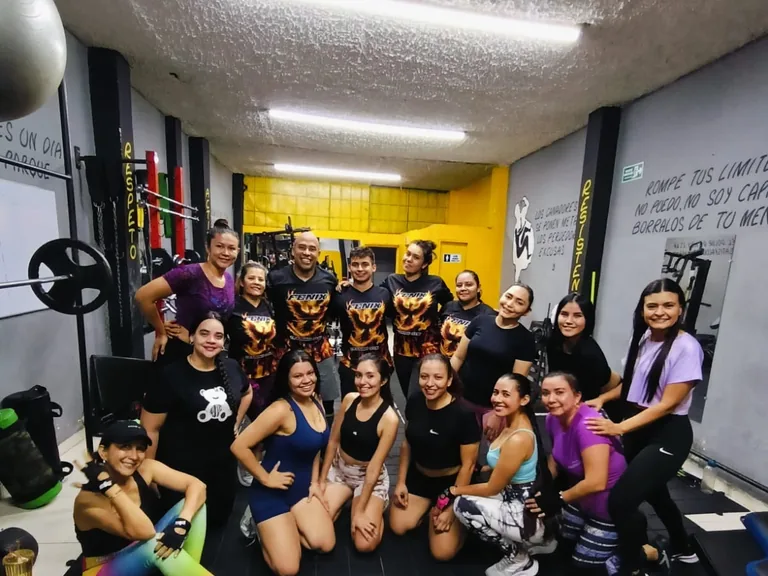 Espacio de entrenamiento grupal en las instalaciones de Fenix Training Gym