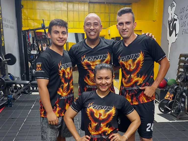 Equipo Fenix Training Gym luciendo la camiseta oficial del gimnasio
