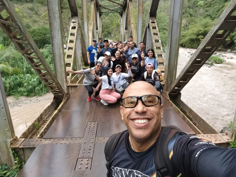 Comunidad Fenix Training Gym en una caminata grupal por Bucaramanga