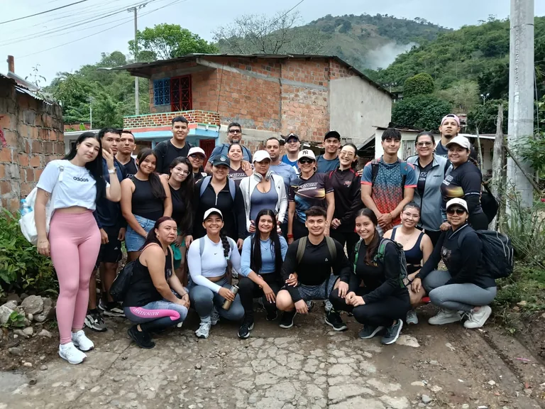 Grupo de la comunidad Fenix Training Gym en una salida de senderismo