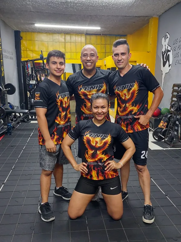 Equipo y miembros de Fenix Training Gym luciendo la camiseta oficial
